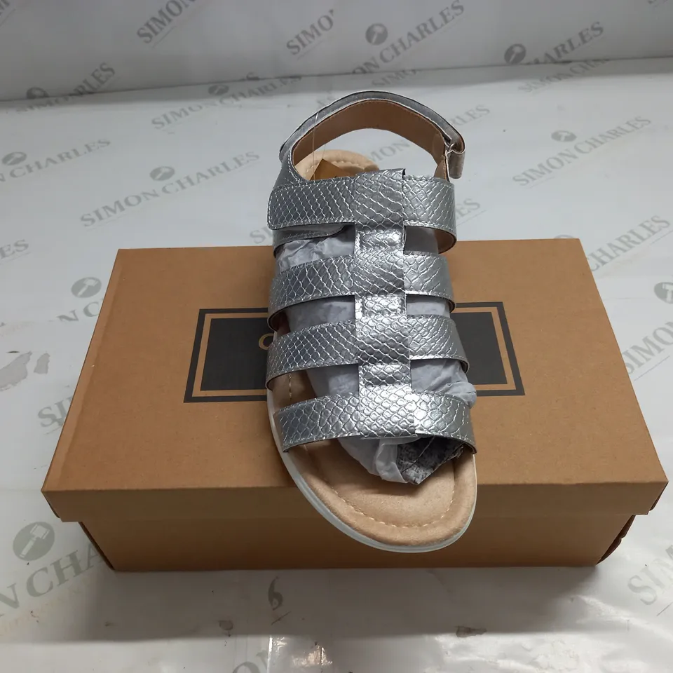 BOXED PAIR OF CUSHION WALK ONE TOUCH CLOSE SANDALS IN SILVER - SIZE 7