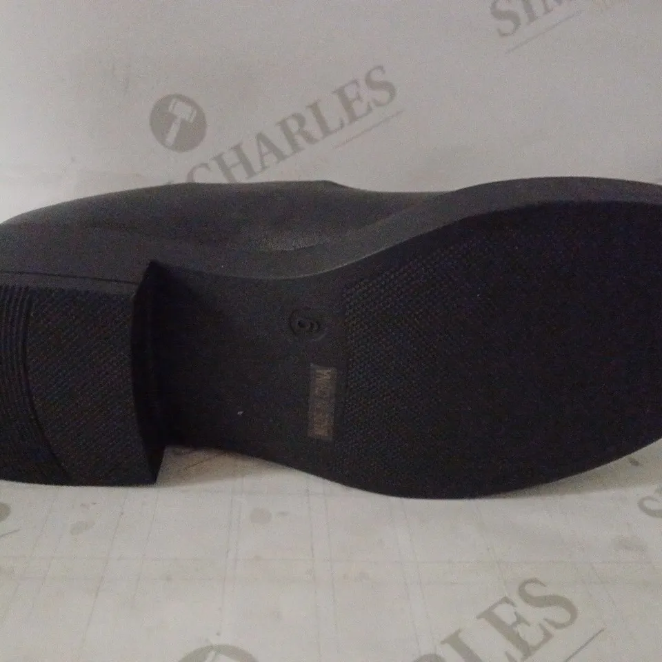 PAIR OF WOMEN'S MARY JANES SIZE 6