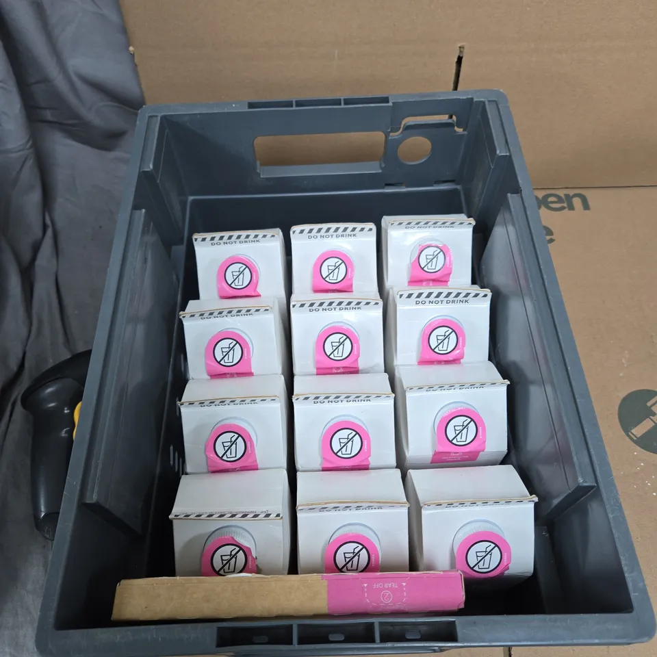 TOTE OF APPROXIMATELY 10 ASSORTED CLEANING PRODUCTS TO INCLUDE: SMOL WASHING UP LIQUID