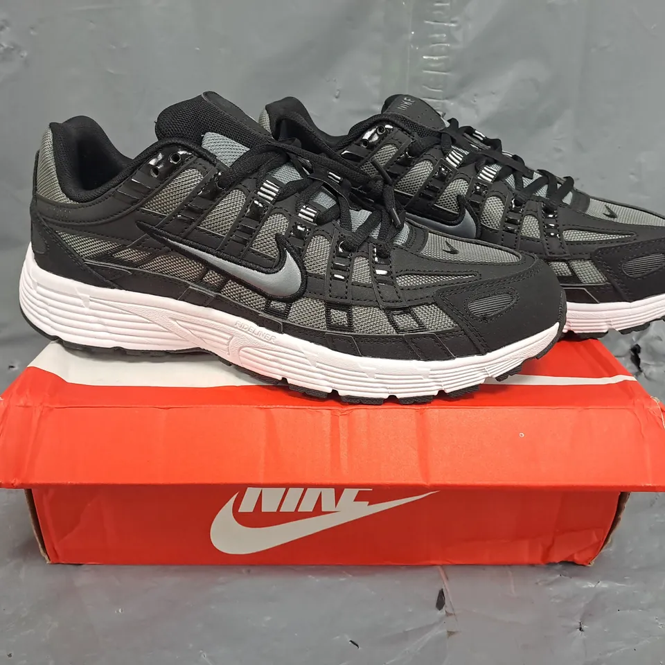 BOXED PAIR OF NIKE P-6000 SHOES IN BLACK/GREY SIZE UK 9