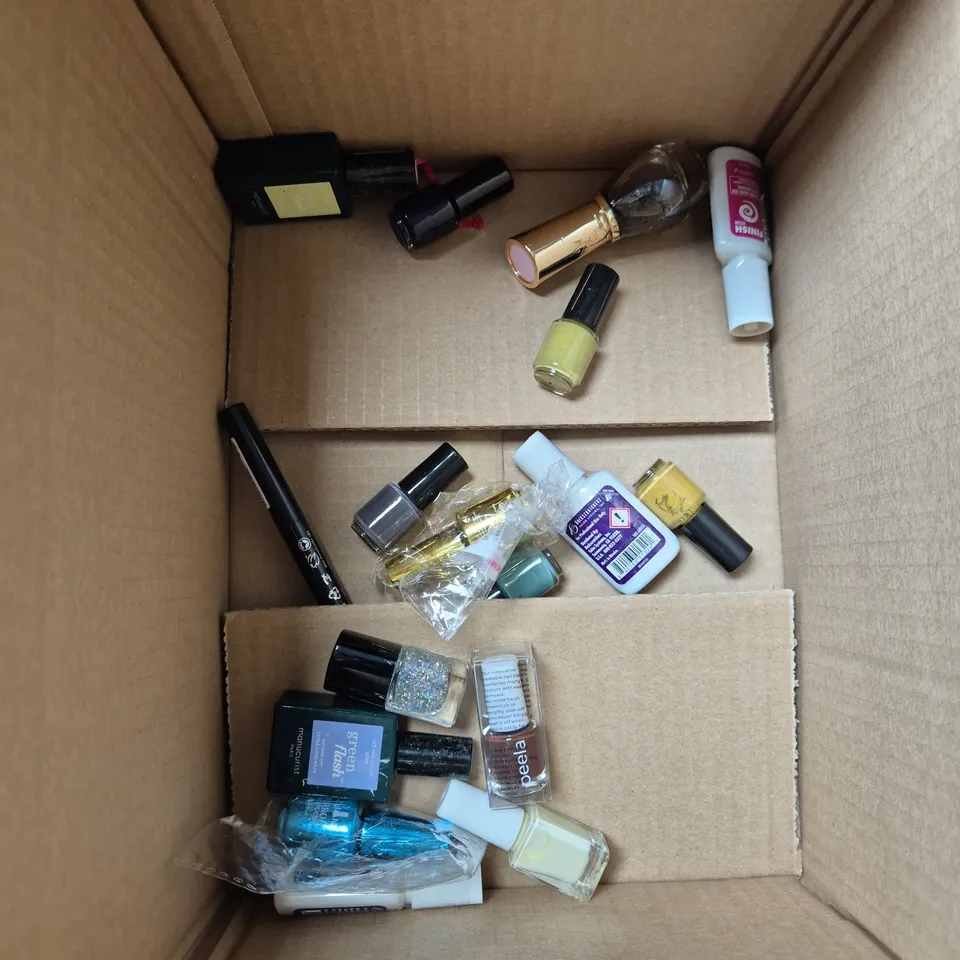 APPROXIMATELY 20 BOTTLES OF NAIL VARNISH TO INCLUDE RIMMEL, PEELA AND SAFFRON