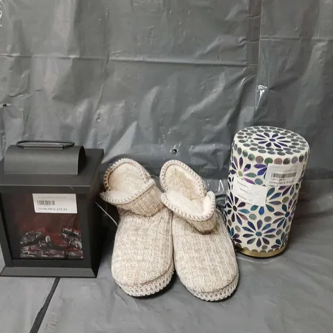 APPROXIMATELY 10 HOUSEHOLD ITEMS TO INCLUDE LANTERN, SLIPPERS AND OUTDOOR LIGHT