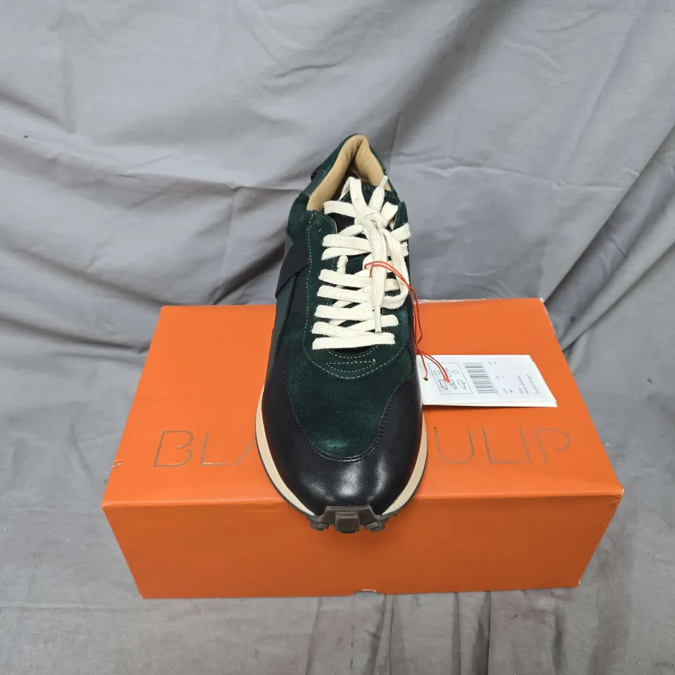 BOXED PAIR OF BLACK TULIP ARBI SLEEK TRAINERS IN FOREST GREEN - UK 7