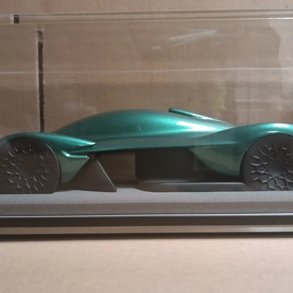 ASTON MARTIN VALKYRIE SCALE-MODEL CAR