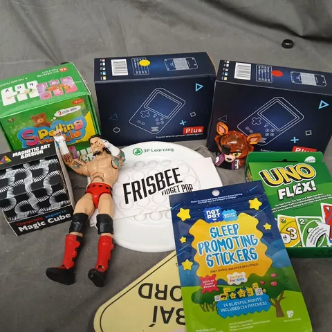 APPROXIMATELY 12 ASSORTED TOYS & GAMES TO INCLUDE GAMEPAD, UNO FLEX, WRESTLING FIGURE, ETC