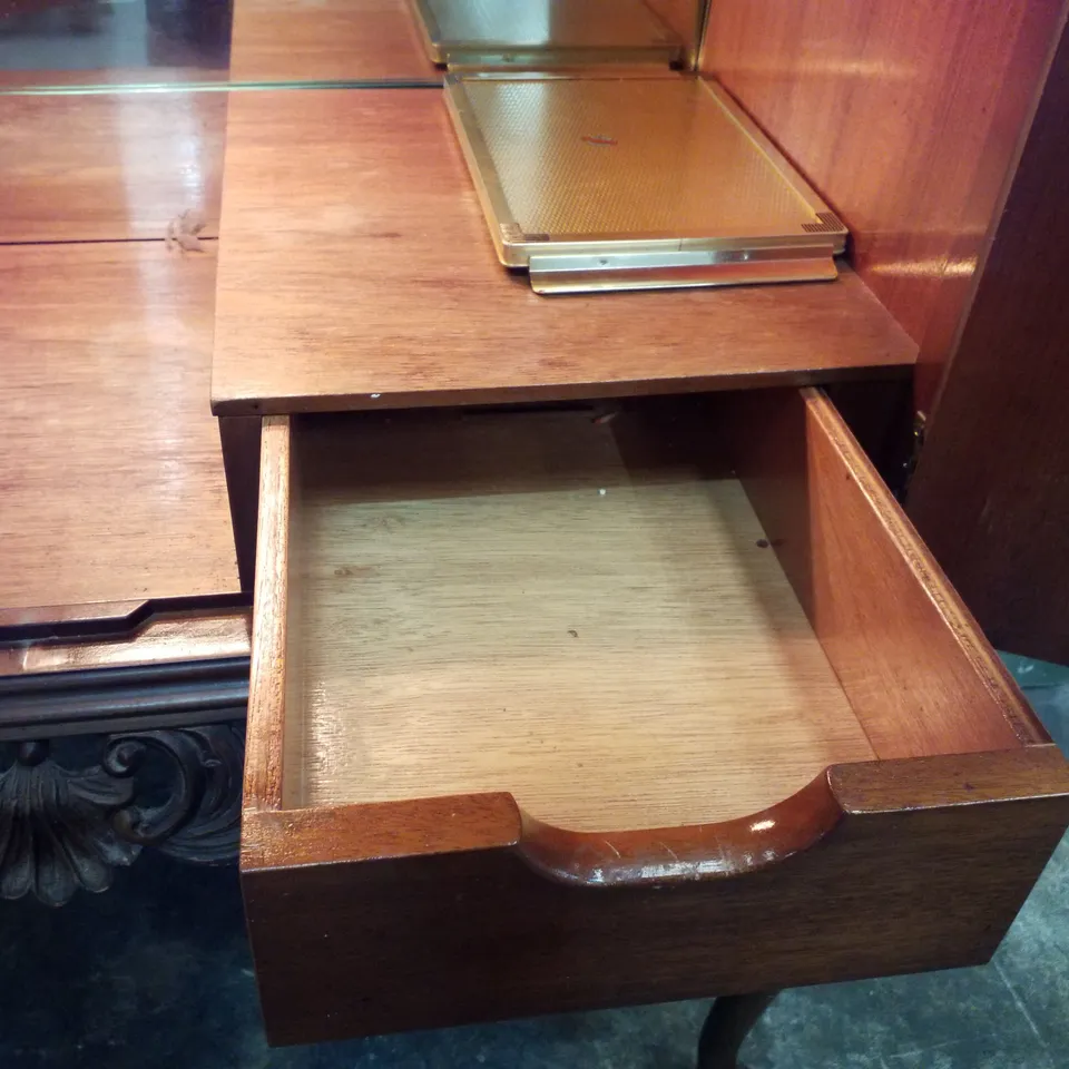 FLAME MAHOGANY VENEER GLASS-TOPPED LOCKABLE DRINKS CABINET WITH QUEEN ANNE LEGS