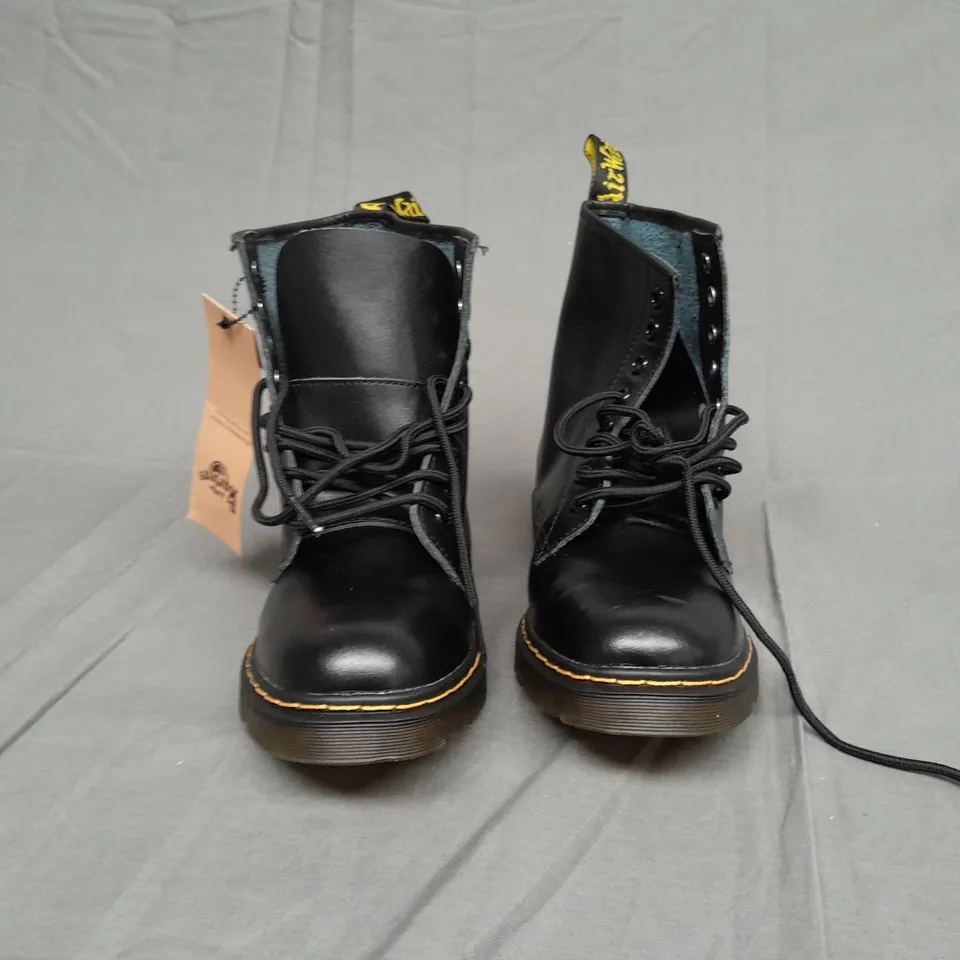 UNBOXED PAIR OF DR MARTINS THE ORGINAL BOOT SIZE 5.5 UK 