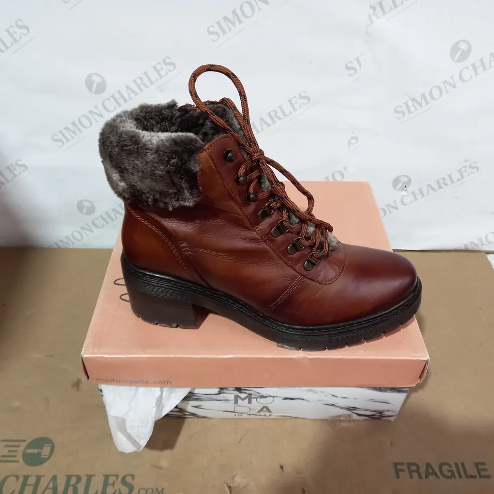 BOXED PAIR OF MODA IN PELLE BROWN BOOTS - SIZE 40 