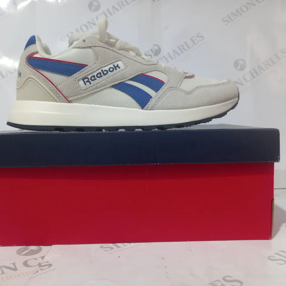 BOXED PAIR OF REEBOK GL1000 SHOES IN WHITE/BLUE/RED UK SIZE 6.5