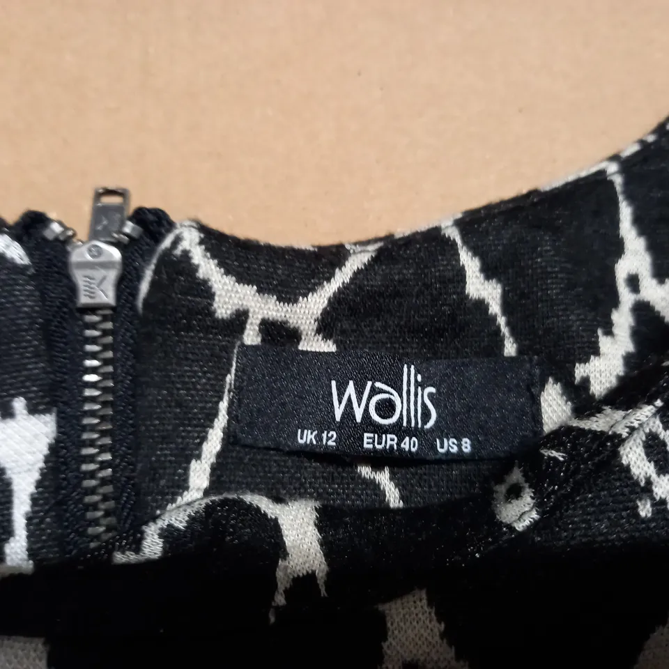 WALLIS BLACK/WHITE SHORT DESIGNER DRESS - SIZE 12