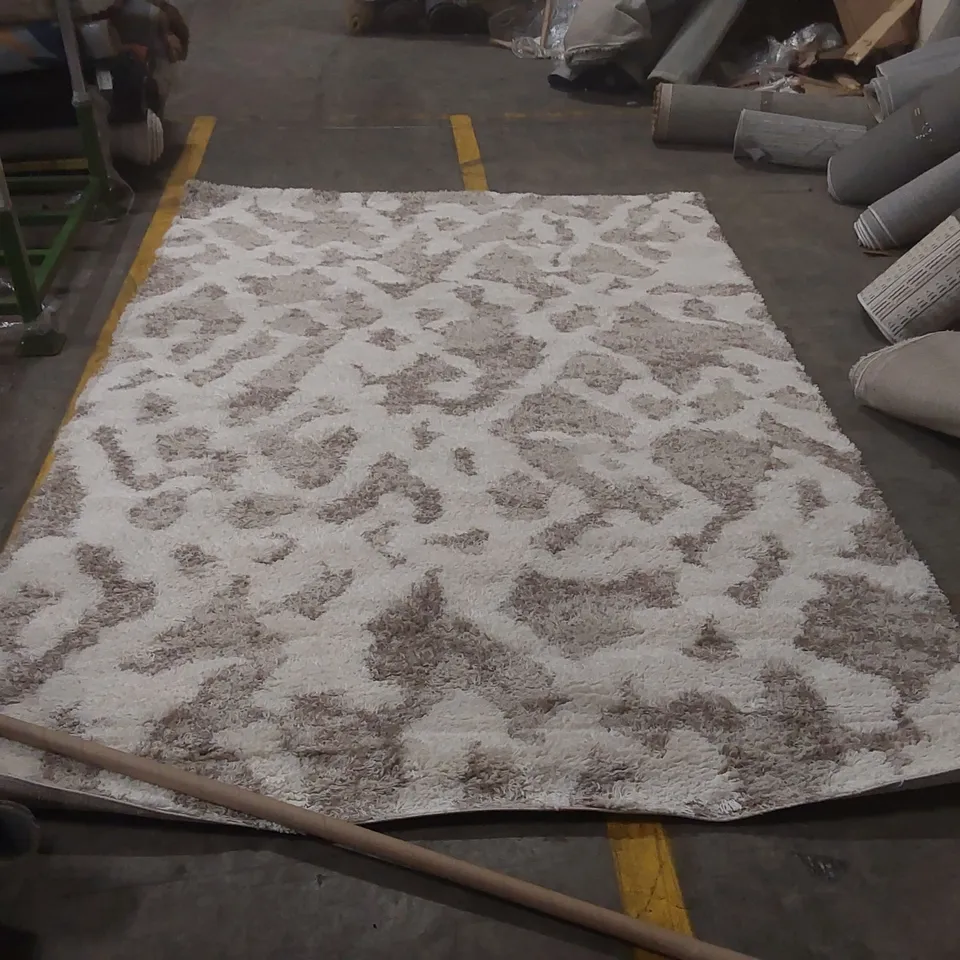 QUALITY SHAG AREA RUG - 6'7" x 9'6"