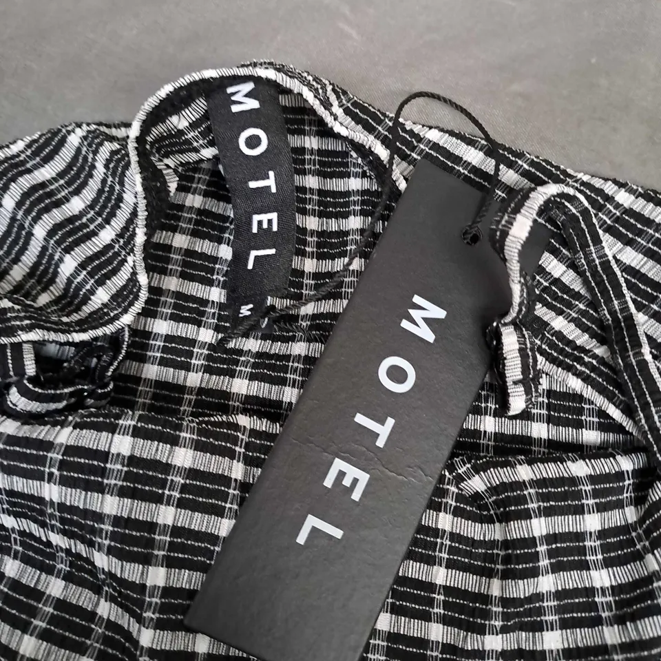 MOTEL TOTORI TOP IN CRINKLE CHECK BLACK/WHITE - MEDIUM