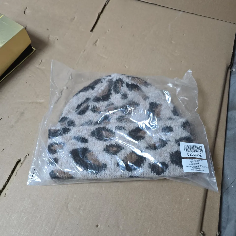 BOX OF APPROXIMATELY 20 ASSORTED ITEMS INCLUDING TITANIUM STYLER , COLLAGEN EYE PATCHES AND LEOPARD PRINT HAT 