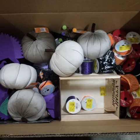 PALLET CONTAINING ASSORTED HALLOWEEN DECORATIONS & PRODUCTS INCLUDING PLUSH PUMPKINS, WIRE EDGE RIBBON, FELT WITCH BAG & PAPER BAGS
