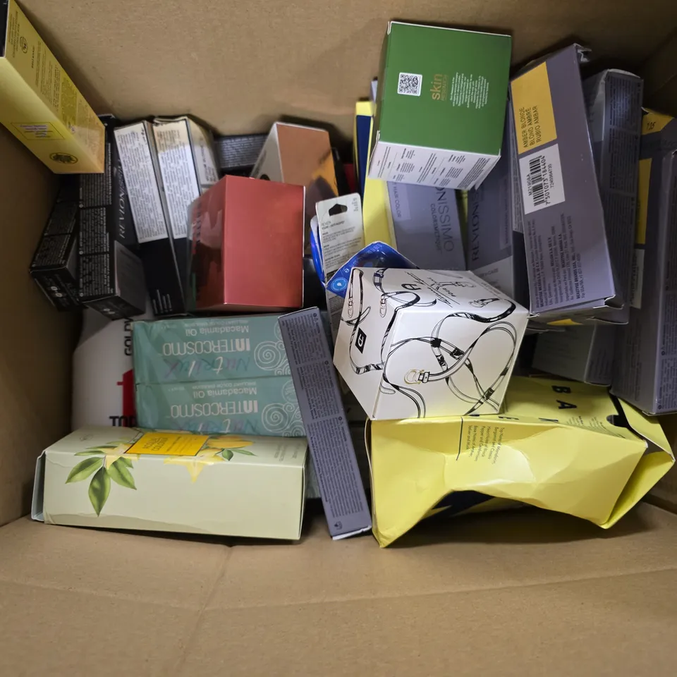 BOX OF APPROXIMATELY 20 ASSORTED HEALTH & BEAUTY ITEMS TO INCLUDE - AIGNER N01 EAU DE TOILETTE , BRUT JUST SMELLS GOOD , DUE UOMO ETC