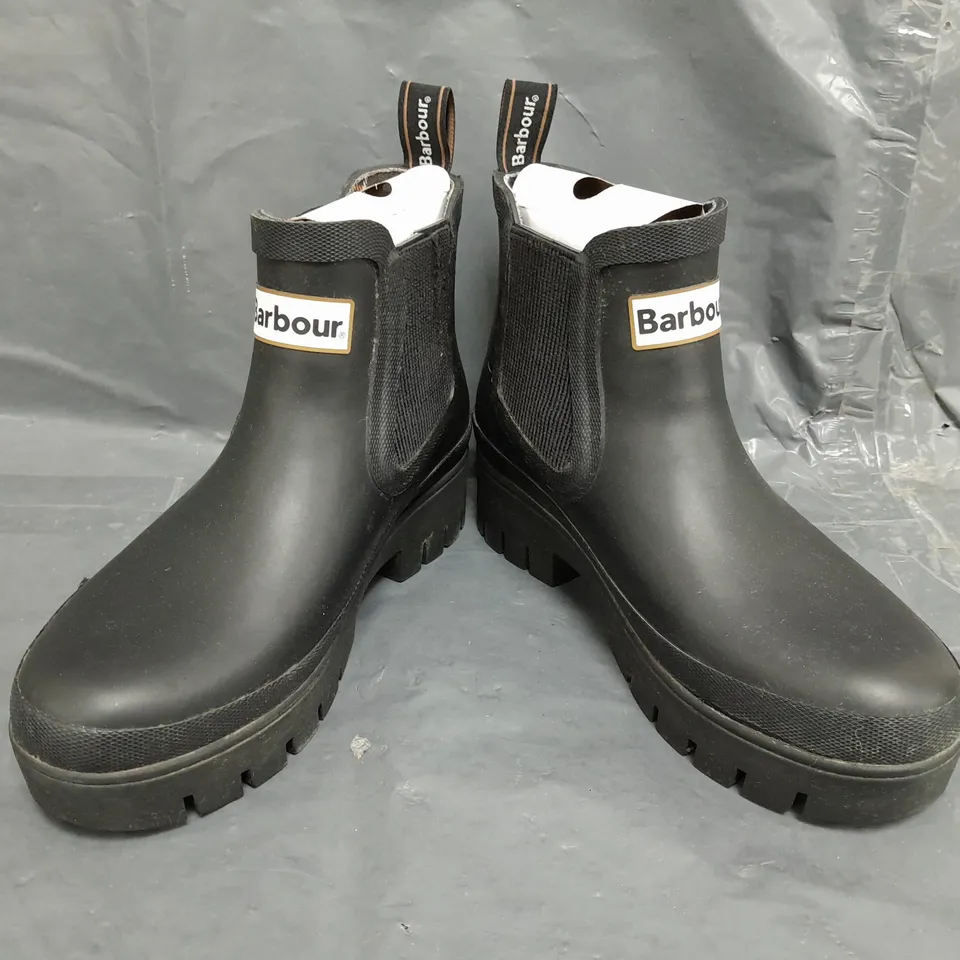 BOXED PAIR OF BARBOUR HALTON CHELSEA WELLINGTON BOOTS IN BLACK SIZE 4