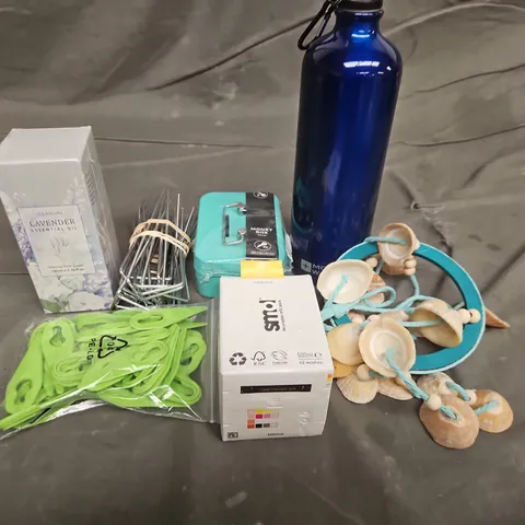 TOTE OF APPROXIMATELY 10 ASSORTED HOUSEHOLD ITEM TO INCLUDE WATER BOTTLE, MONEY BOX AND SMOL