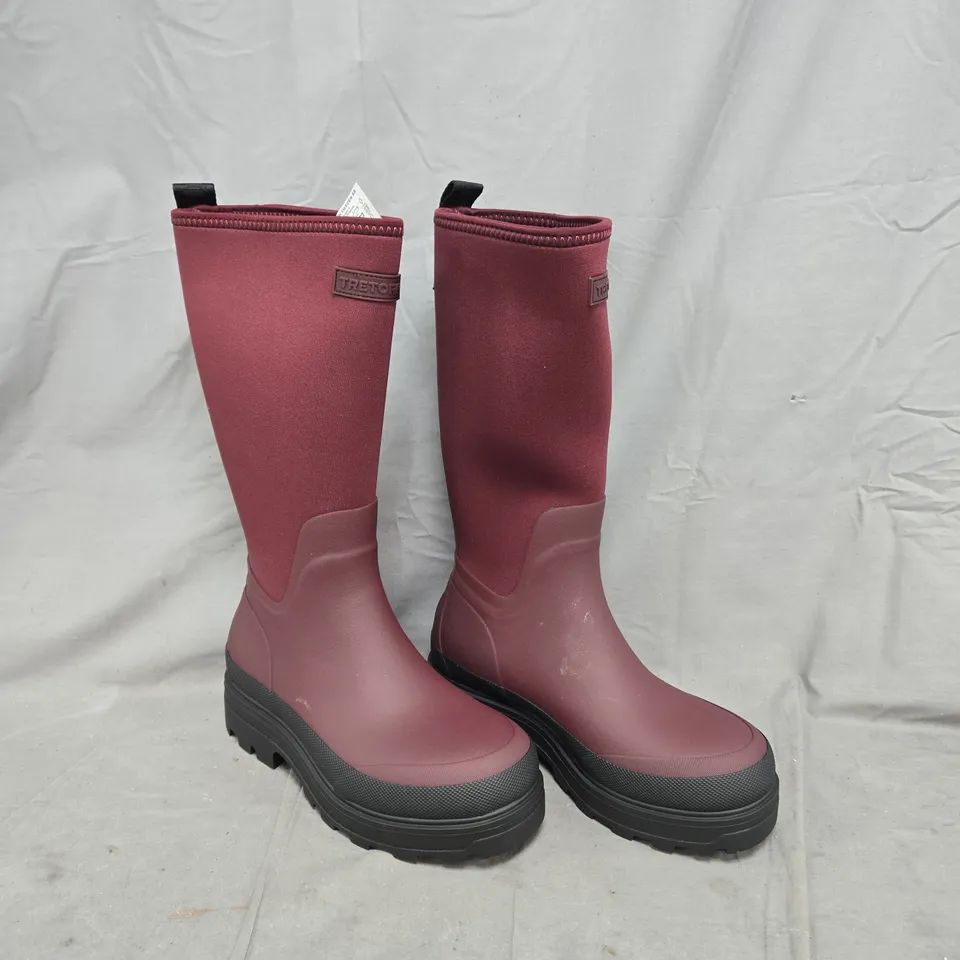 BOXED PAIR OF TRETON SALLA NEO BOOTS IN BURGUNDY SIZE 6