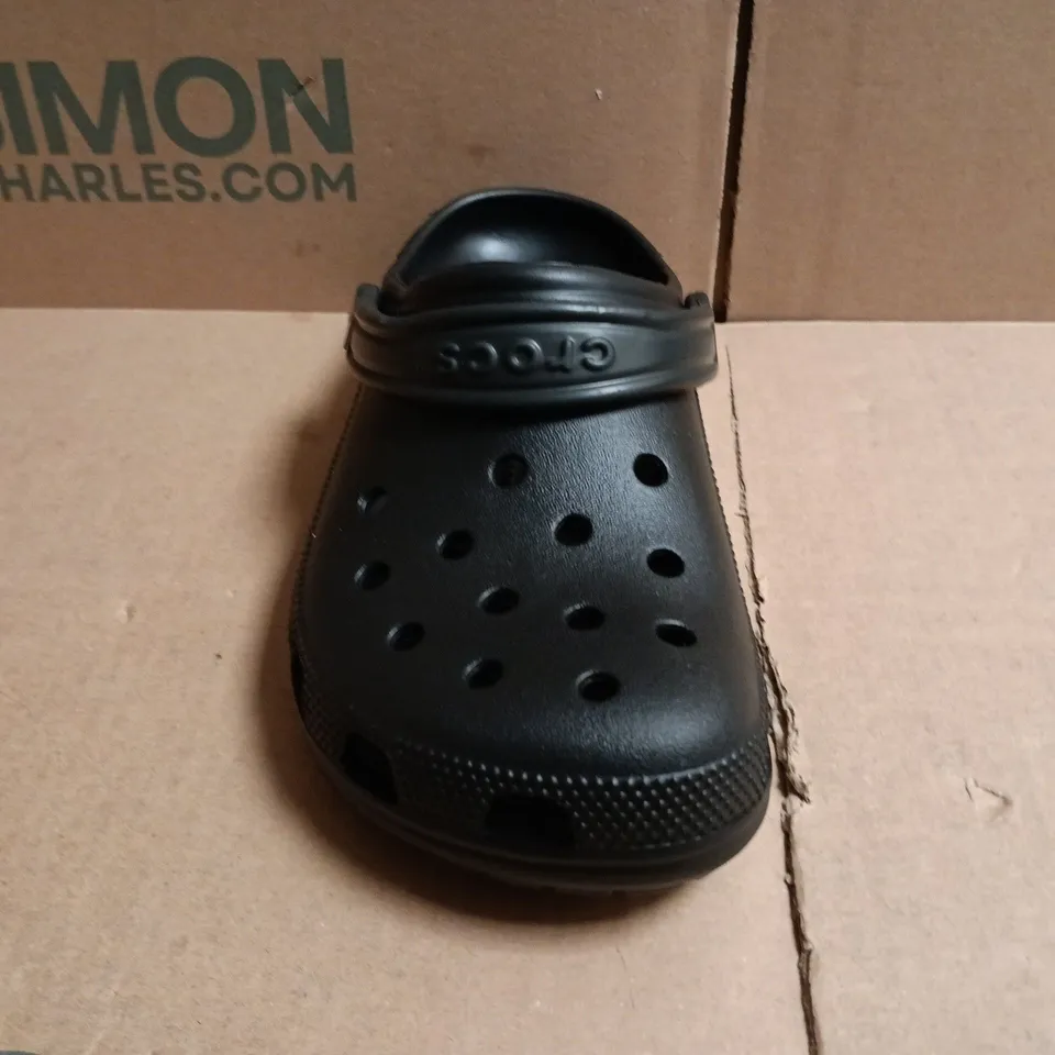 PAIR OF CROCS CLASSIC CLOGS IN BLACK SIZE UK M6/W7