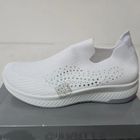 BOXED URBAN JACKS NEGRONI TRAINERS, WHITE - SIZE 6