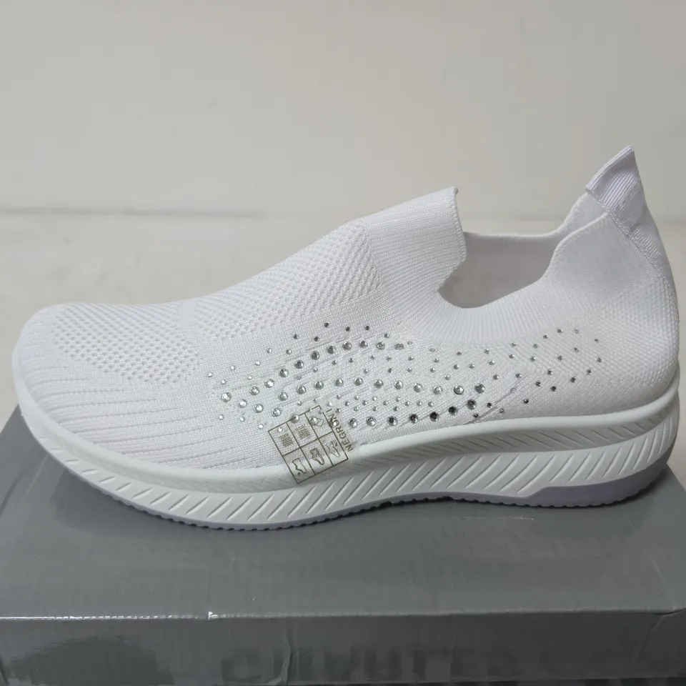 BOXED URBAN JACKS NEGRONI TRAINERS, WHITE - SIZE 6 