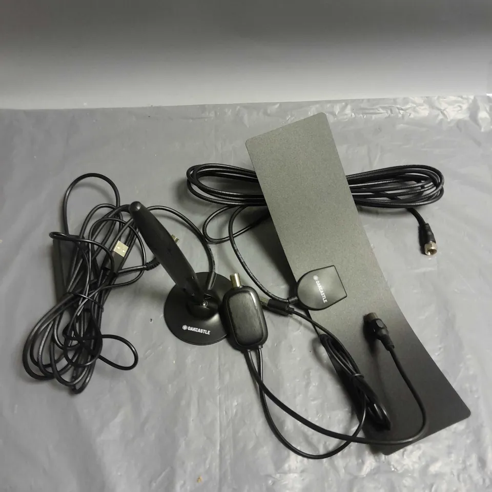 OAKCASTLE LOT OF 2 ELECTRICAL PRODUCTS TO INCLUDE FV100 AERIAL AND FV200 AERIAL
