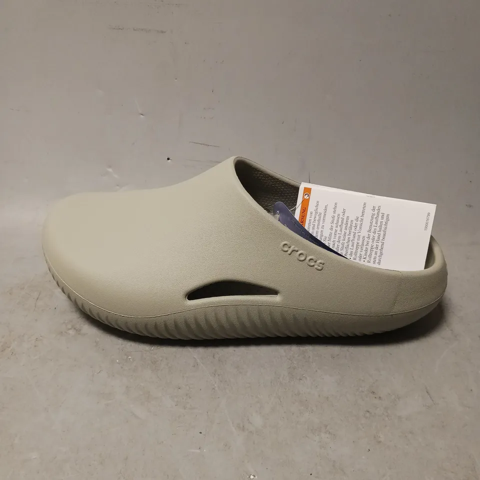 PAIR OF CROCS UNISEX SHOES, SAGE - UK SIZE 6/7