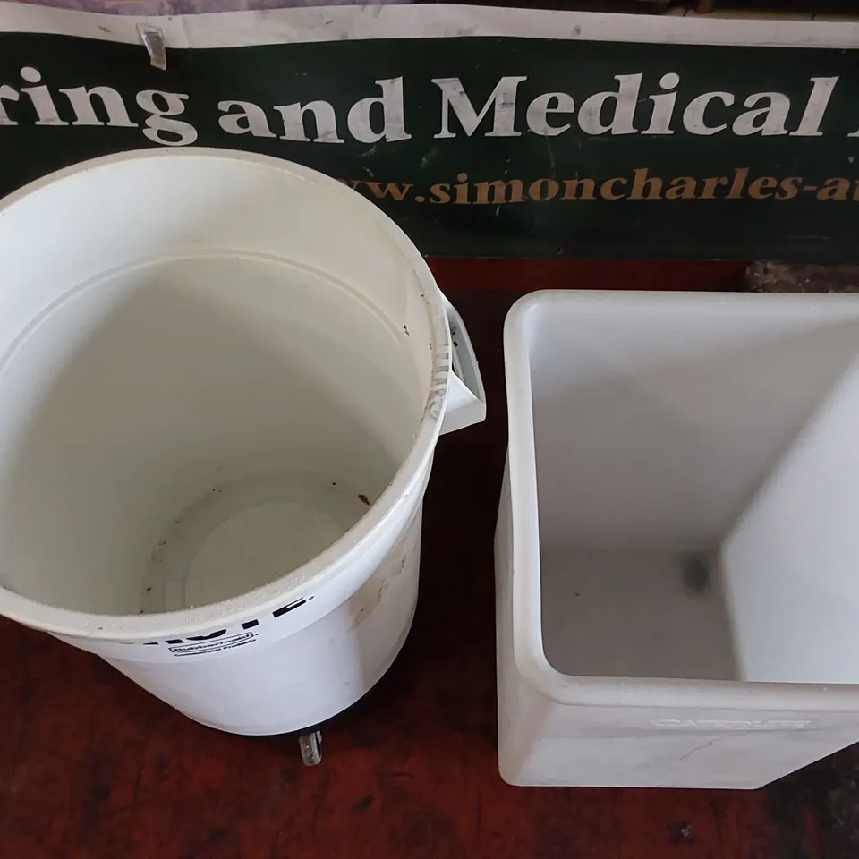LOT OF 2x LARGE PLASTIC CONTAINERS ON WHEELS