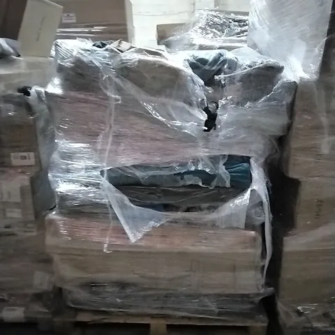 PALLET CONTAINING MULTIPLE CAMPING CHAIRS