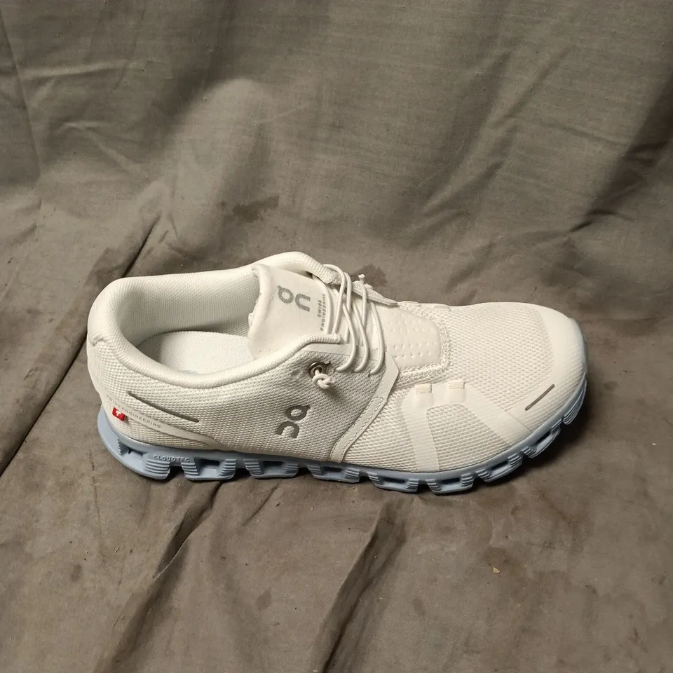 ON RUNNING WHITE SNEAKERS – UNISEX SIZE 6