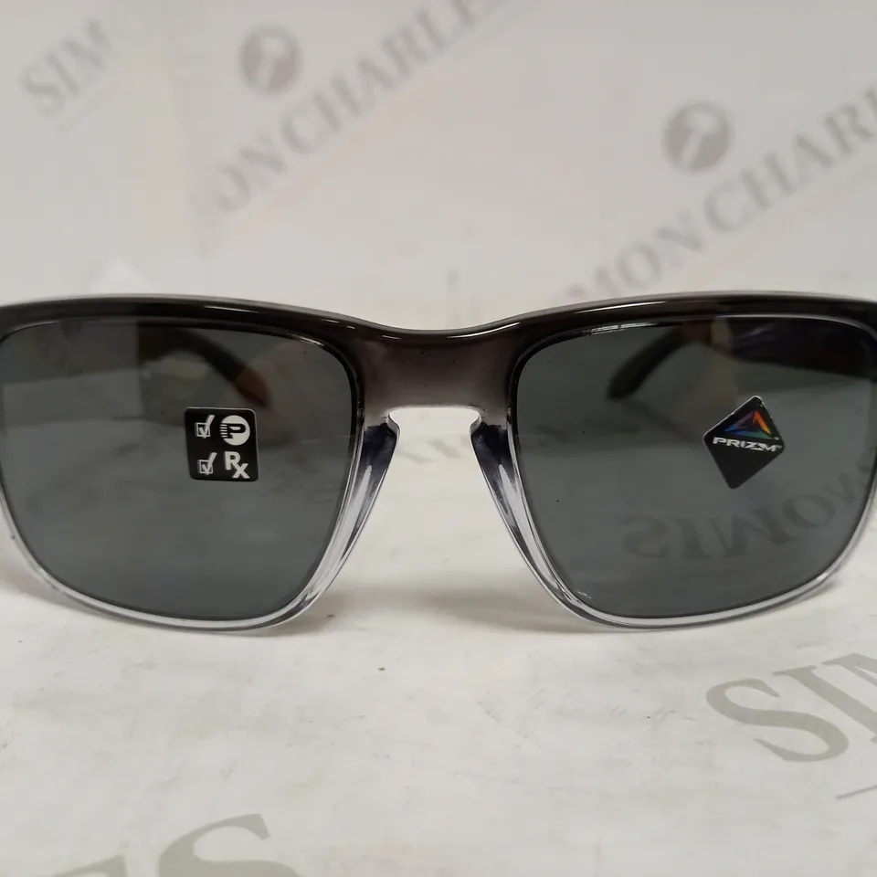 OAKLEY RECTANGULAR GREY FRAME SUNGLASSES RRP £171