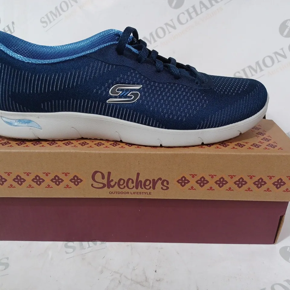 BOXED PAIR OF SKECHERS ARCH FIT TRAINERS IN NAVY SIZE 6.5
