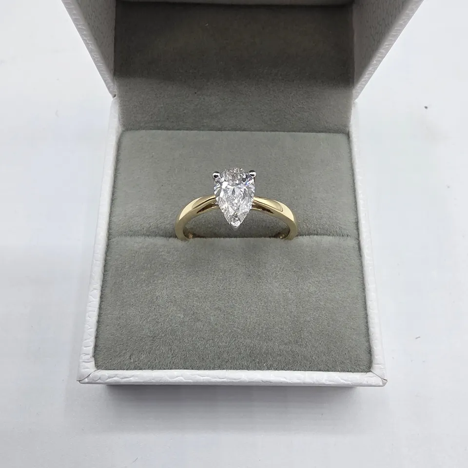 18CT GOLD SOLITARE RING SET WITH A LAB GROWN PEAR SHAPED DIAMOND WEIGHING +-1.01CT