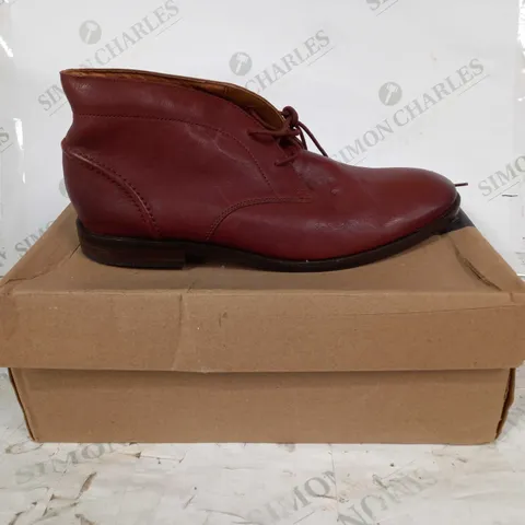 BOXED PAIR OF CLARKS GLIDE CHUKKA LEATHER SHOES IN BROWN UK SIZE 9