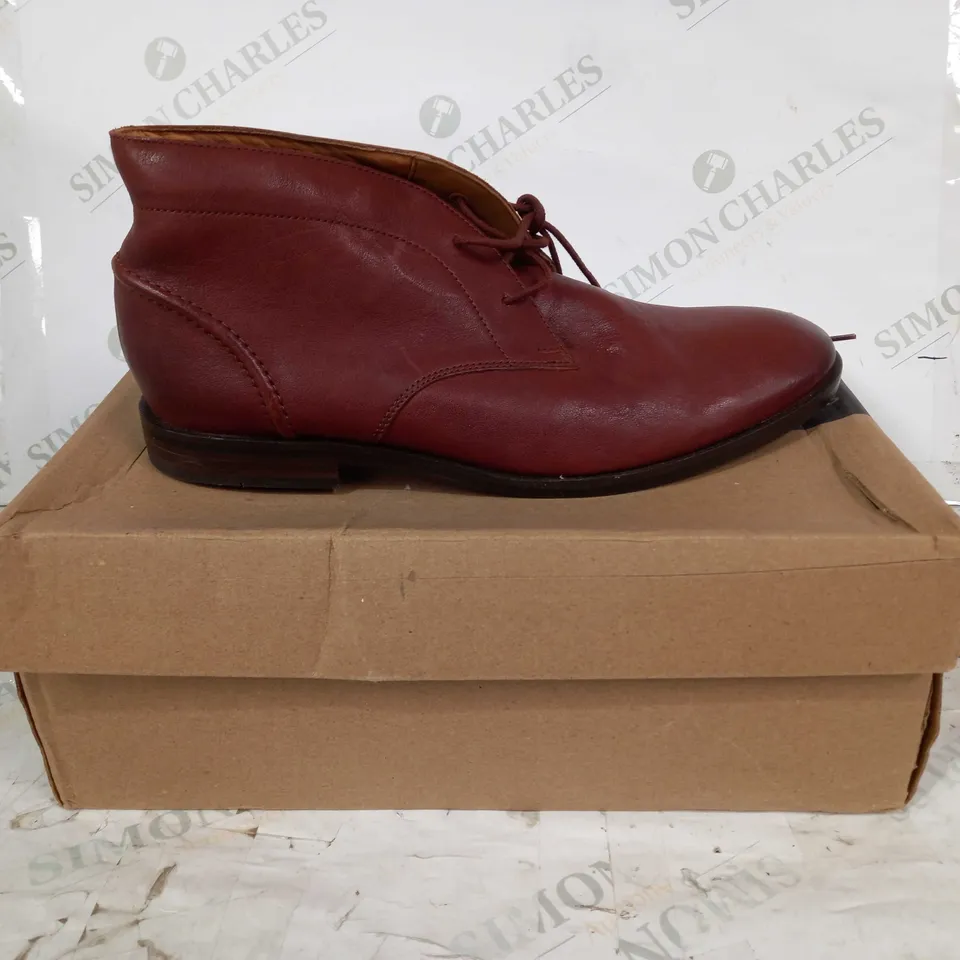 BOXED PAIR OF CLARKS GLIDE CHUKKA LEATHER SHOES IN BROWN UK SIZE 9