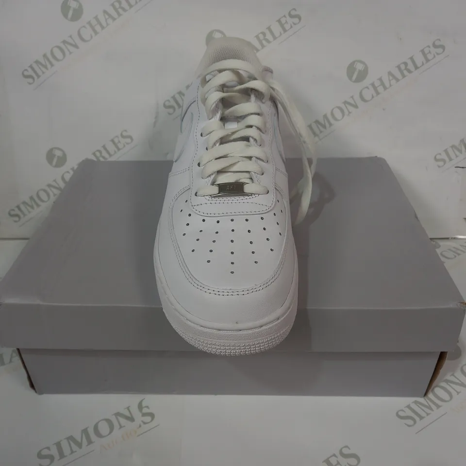 BOXED PAIR OF NIKE AIR FORCE 1 '07 SHOES IN WHITE UK SIZE 10