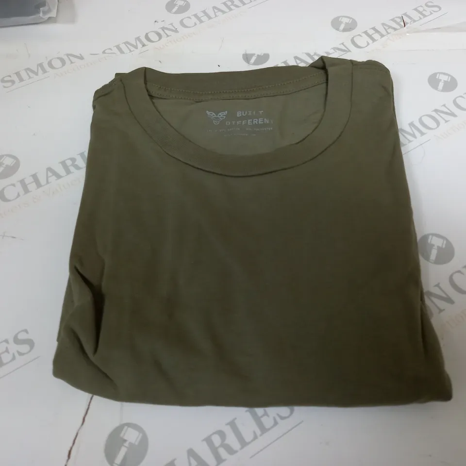 BUILT DIFFERENT CREW T-SHIRT KHAKI 2XL