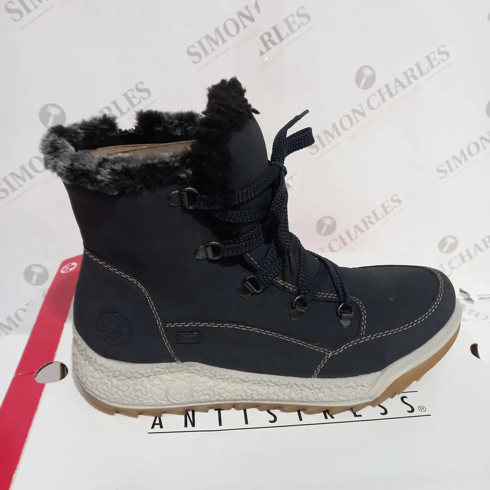 BOXED PAIR OF RIEKER WATER RESISTANT WARM LINED HIKING BOOTS, NAVY - SIZE 7.5