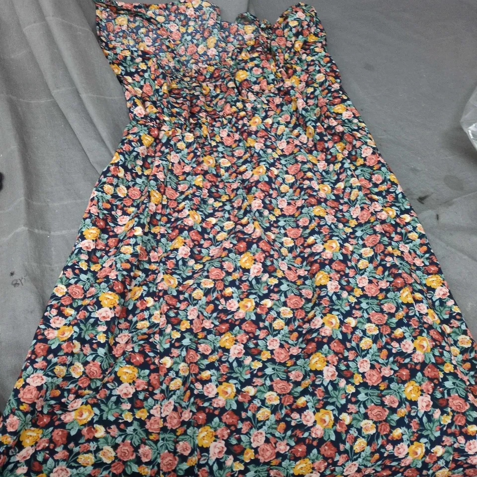 ASSORTED WOMEN'S CLOTHING LOT IN A BOX: FLORAL MAXI DRESS, WHITE FOX PINK TEE, M&S BLUE TOP, APPROXIMATLEY 25 PIECES 
