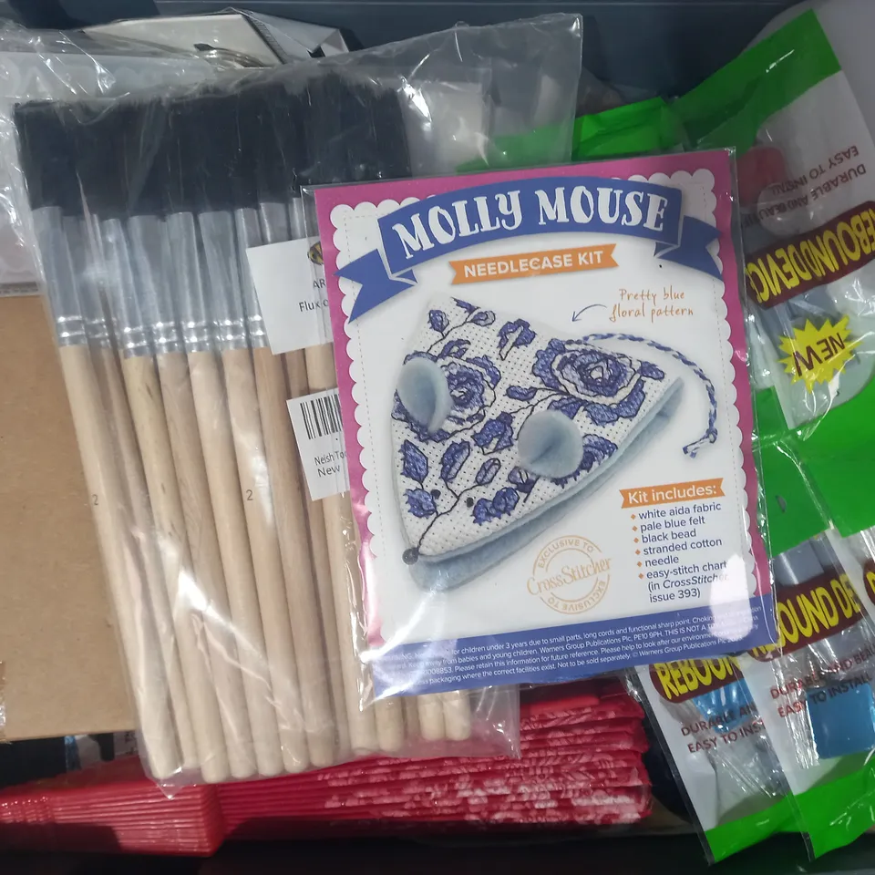 LOT OF APPROXIMATELY 15 ASSORTED HOUSEHOLD ITEMS TO INCLUDE NEISH FLUX OR GLUE BRUSHES, MOLLY MOUSE NEEDLECASE KIT, HAND FAN IN RED, ETC