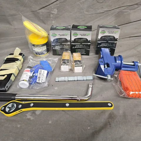 APPROXIMATELY 8 ASSORTED AUTO ITEMS TO INCLUDE OIL FILM BRUSH, TUBEER BURNISHING, AND TOOLS ETC. - COLLECTION ONLY 