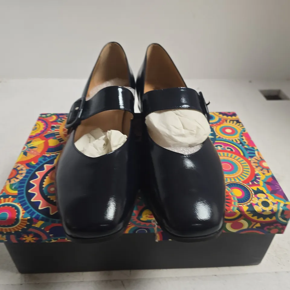 BOXED PAIR OF EMBASSY LONDON BLISS NAVY PATENT MARY JANE HEELS, EU 42