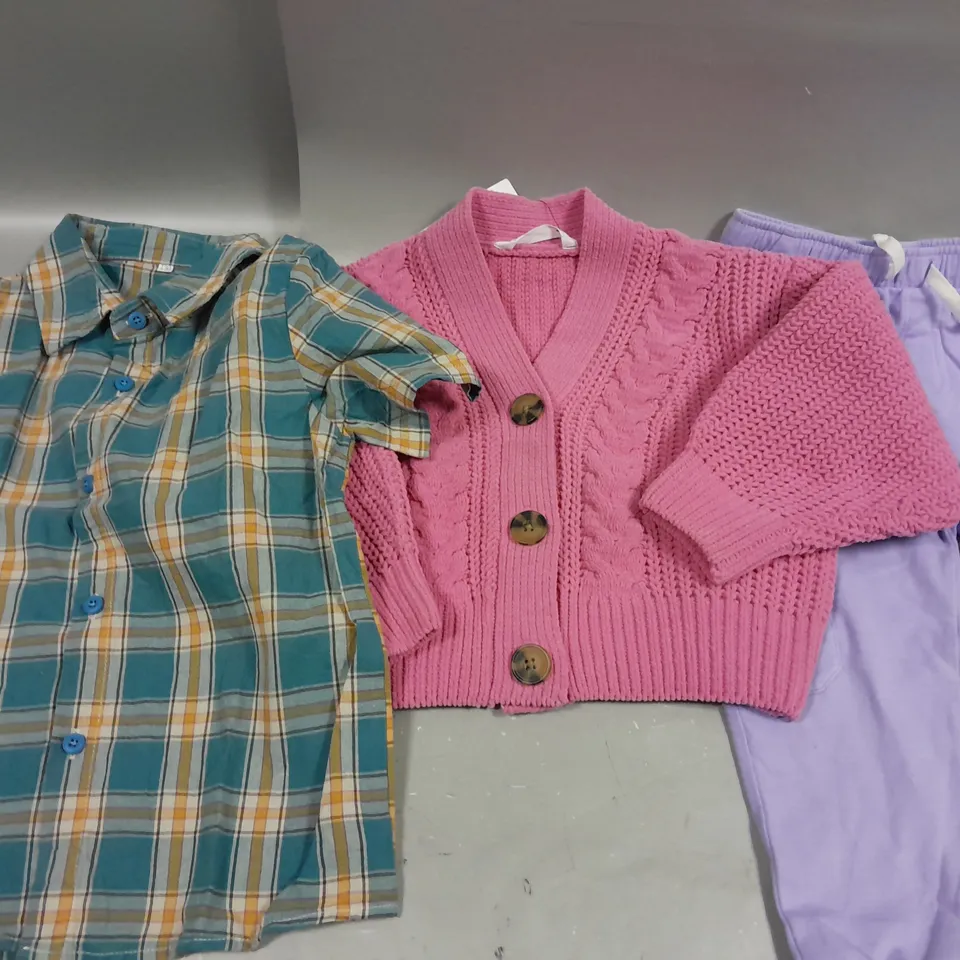 APPROXIMATELY 20 ASSORTED CHILDRENS CLOTHING PRODUCTS IN AGES RANGING FROM 0-5YRS 