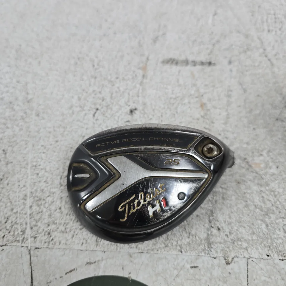 TITLEIST GOLF CLUB HEAD WITH ACCOMPANYING WHITE HEADCOVER PIECE
