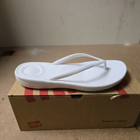 FITFLOP IQUSHION ERGONOMIC FLIP FLOPS URBAN WHITE SIZE UK 5 BOXED
