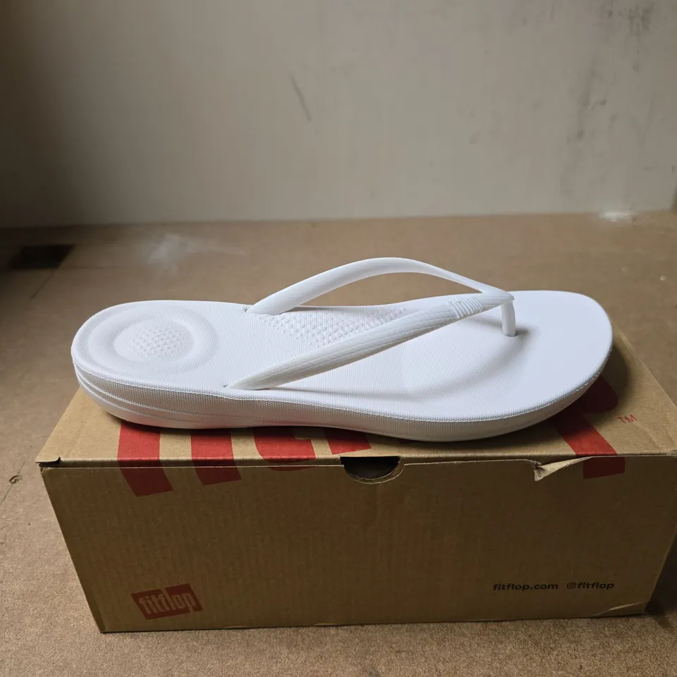 FITFLOP IQUSHION ERGONOMIC FLIP FLOPS URBAN WHITE SIZE UK 5 BOXED