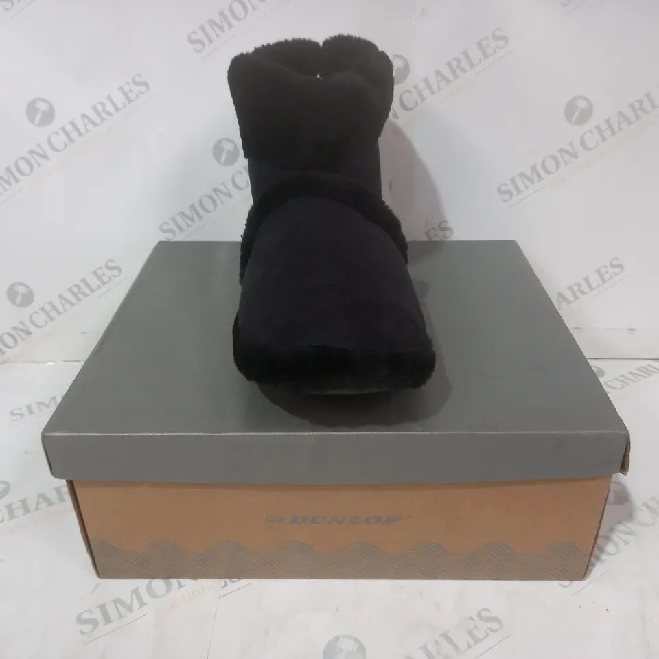 BOXED PAIR OF DUNLOP SLIPPERS IN BLACK UK SIZE 11/12