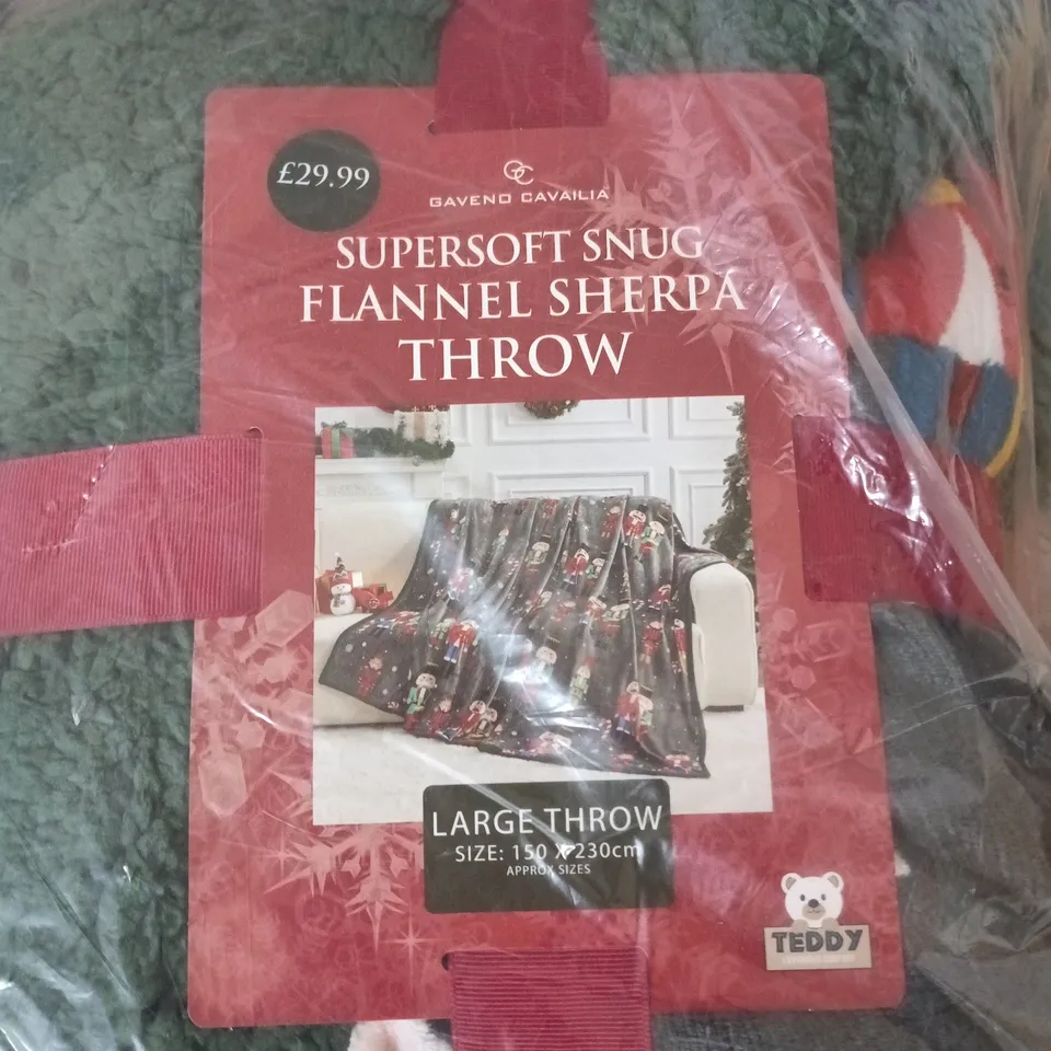 GAVENO CAVALIA SUPERSOFT SNUG FLANNEL SHERPA THROW – LARGE 150 X 230 CM (GREEN WITH RED TRIM)