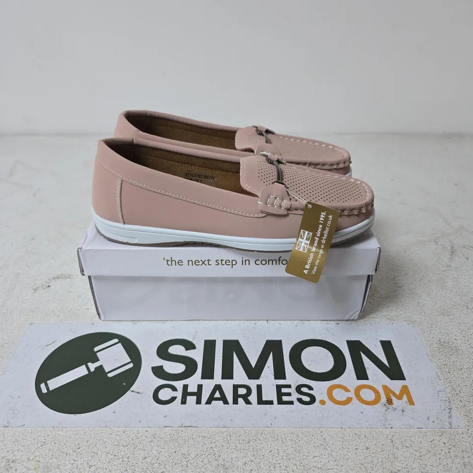 BOXED PAIR OF DR KELLER LADIES COMFORT CASUALS IN PINK - SIZE 7