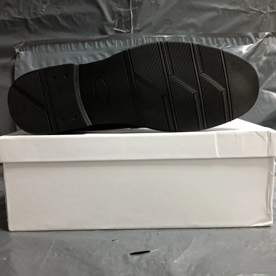 BOXED PAIR OF CONZURI MONACO LACE UP SHOES IN BLACK SIZE UK 8